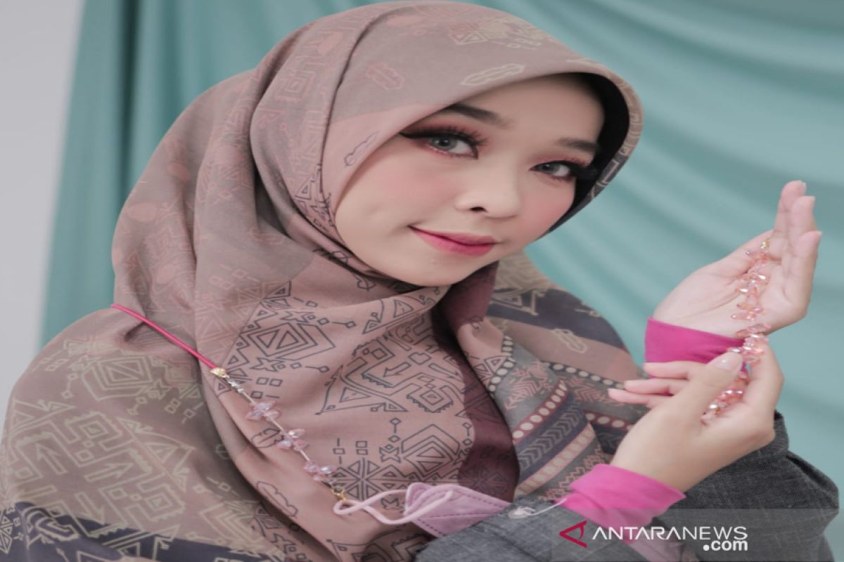 Strap mask bikin muslimah makin modis di masa pandemi