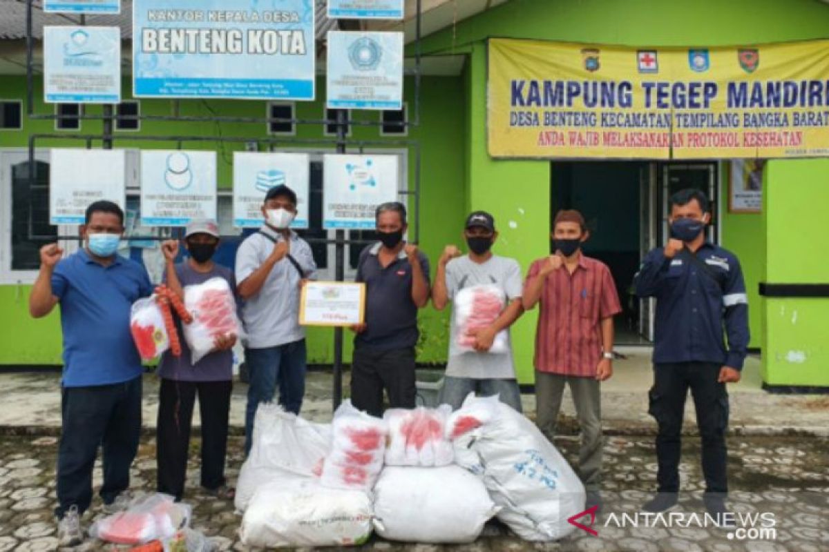 KUB Nelayan Trisa Indah terima jaring udang dari PT Timah