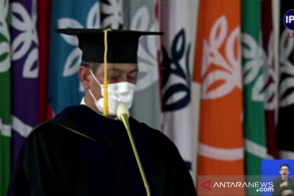 Letjen TNI Doni Monardo menahan haru saat pidato anugerah Doktor Kehormatan IPB