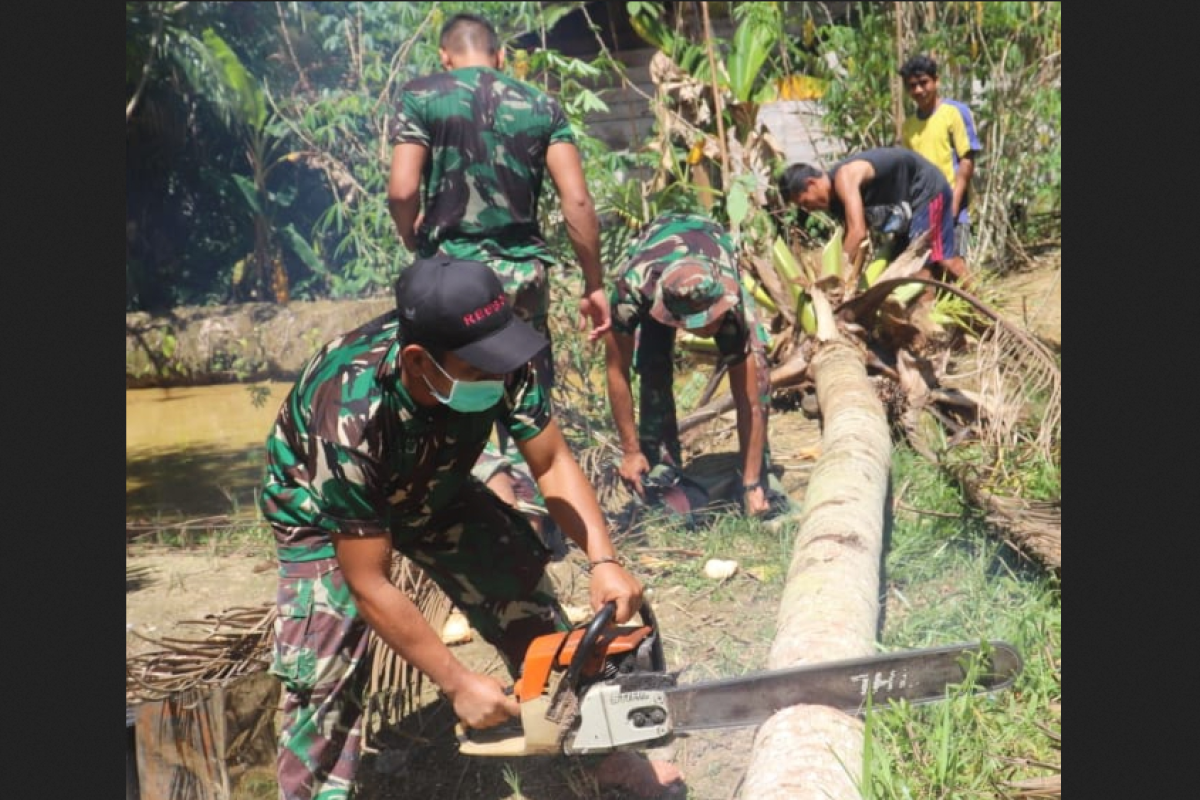 Anggota Satgas TMMD tunjukan kemahirannya memainkan Chainsaw