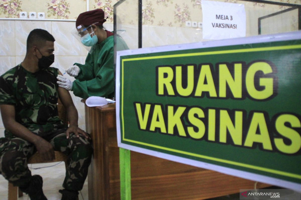 Ribuan prajurit TNI di NTT terima vaksin AstraZeneca pertama