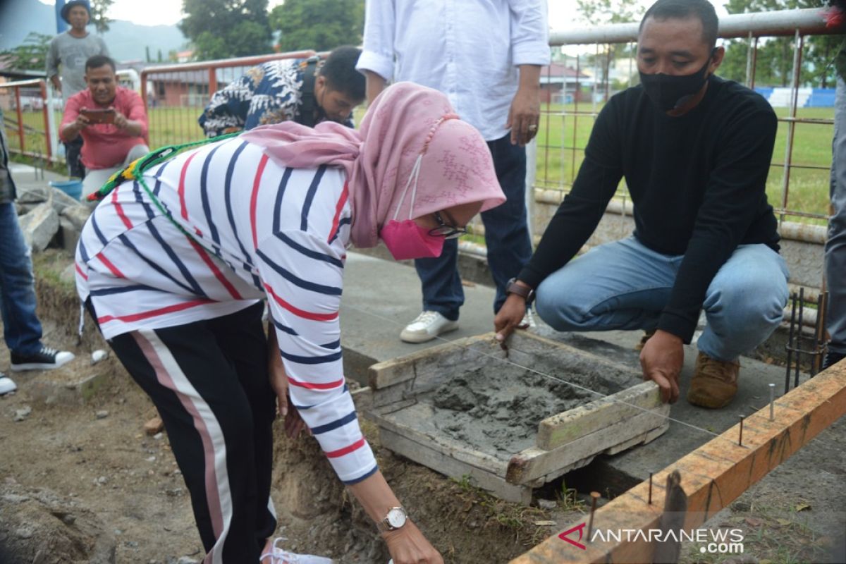 Wabup Bonebol letakan batu pertama pembangunan tribun Lapangan Likada