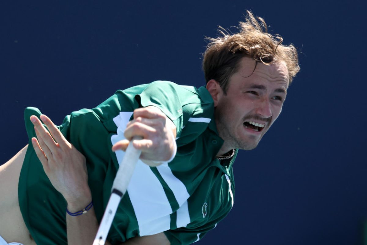 Positif terpapar COVID-19, Medvedev mundur dari Monte Carlo Masters