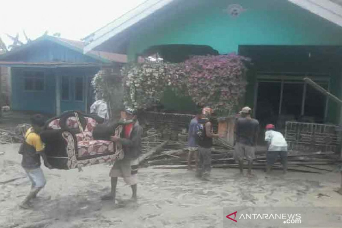 TNI/Polri bantu evakuasi barang warga yang selamat dari banjir bandang