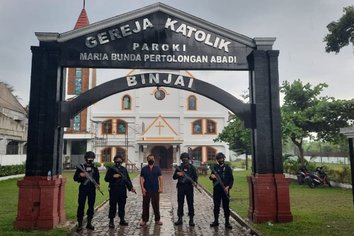 Brimob Polda Sumut optimalkan patroli di gereja usai ledakan bom di Makassar