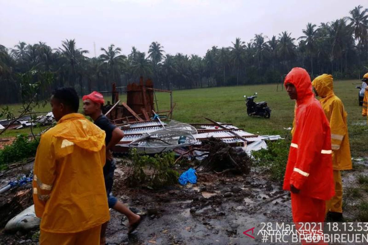 Delapan kios milik warga di Bireuen rusak setelah diterjang angin puting beliung