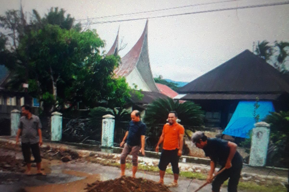 Masyarakat Talamau impikan perbaikan jalan lintas provinsi yang rusak parah