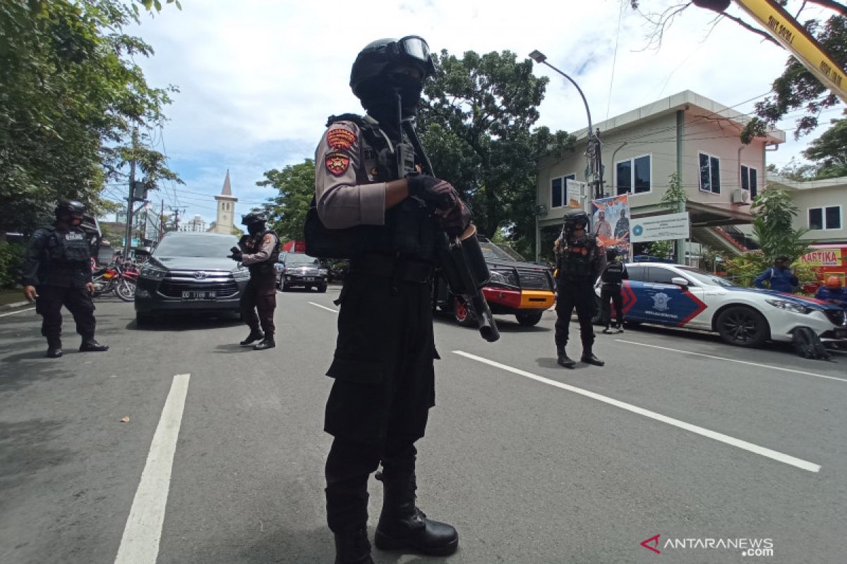 Bom bunuh diri meledak di depan pintu gereja katedral makasssar