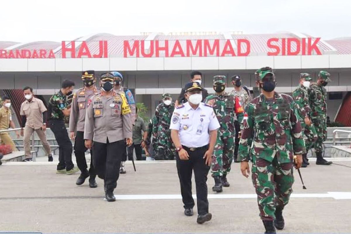 Bupati Barut sambut Pangdam di Bandara Muhammad Sidik