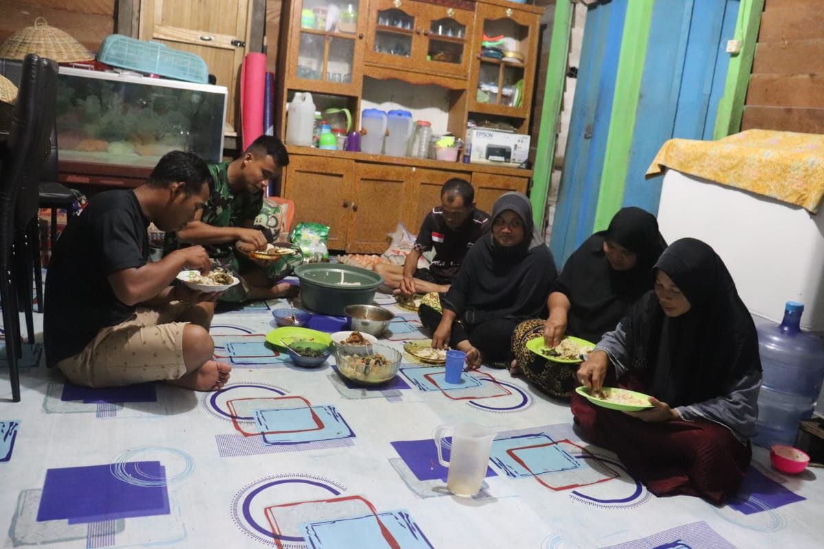 Anggota TMMD Kodim 1206/PSB berbaur makan bersama Kadus Duka Ramai