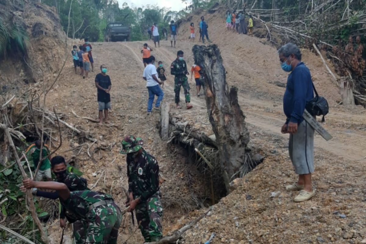 Semangat gotong royong  terus mengalir di lokasi TMMD Kosim 1206/PSB