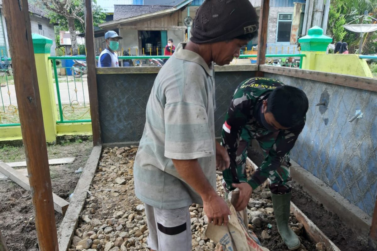 Potret seorang prajurit Satgas TMMD ke-110 yang peduli dengan orang tua