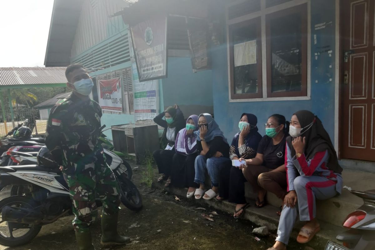 Satgas TMMD senyum sapa dengan ibu-ibu Desa Beringin