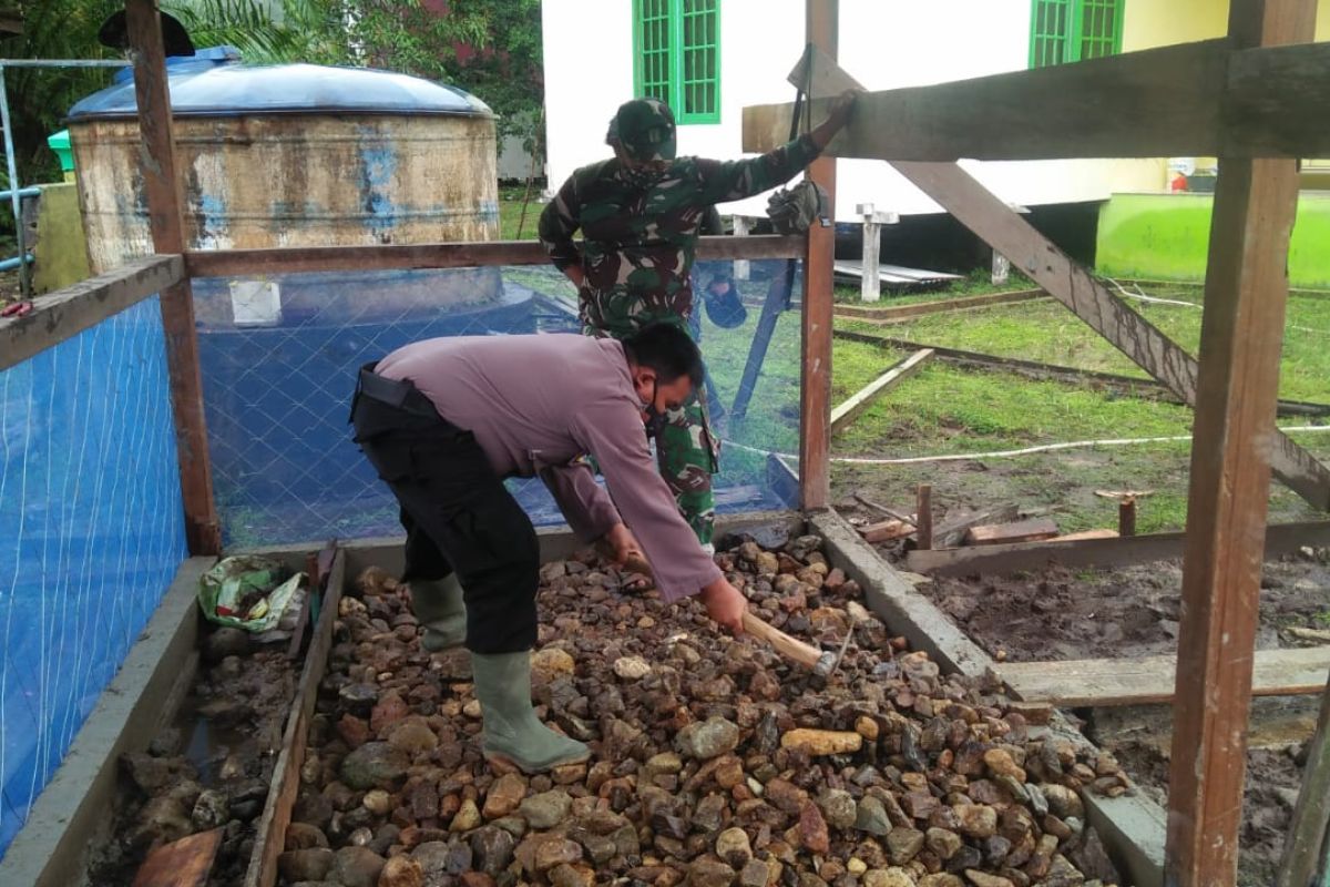 TNI -Polri anggota TMMD ke'110 Putussibau renovasi  Flfasilitas wudhu Masjid AL-Mubarrak