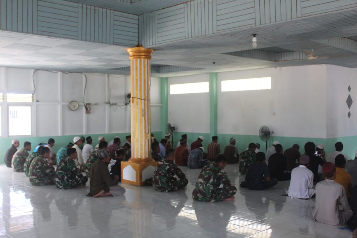 Berbaur bersama warga, Satgas TMMD Ke 110 Sholat Jumat bersama