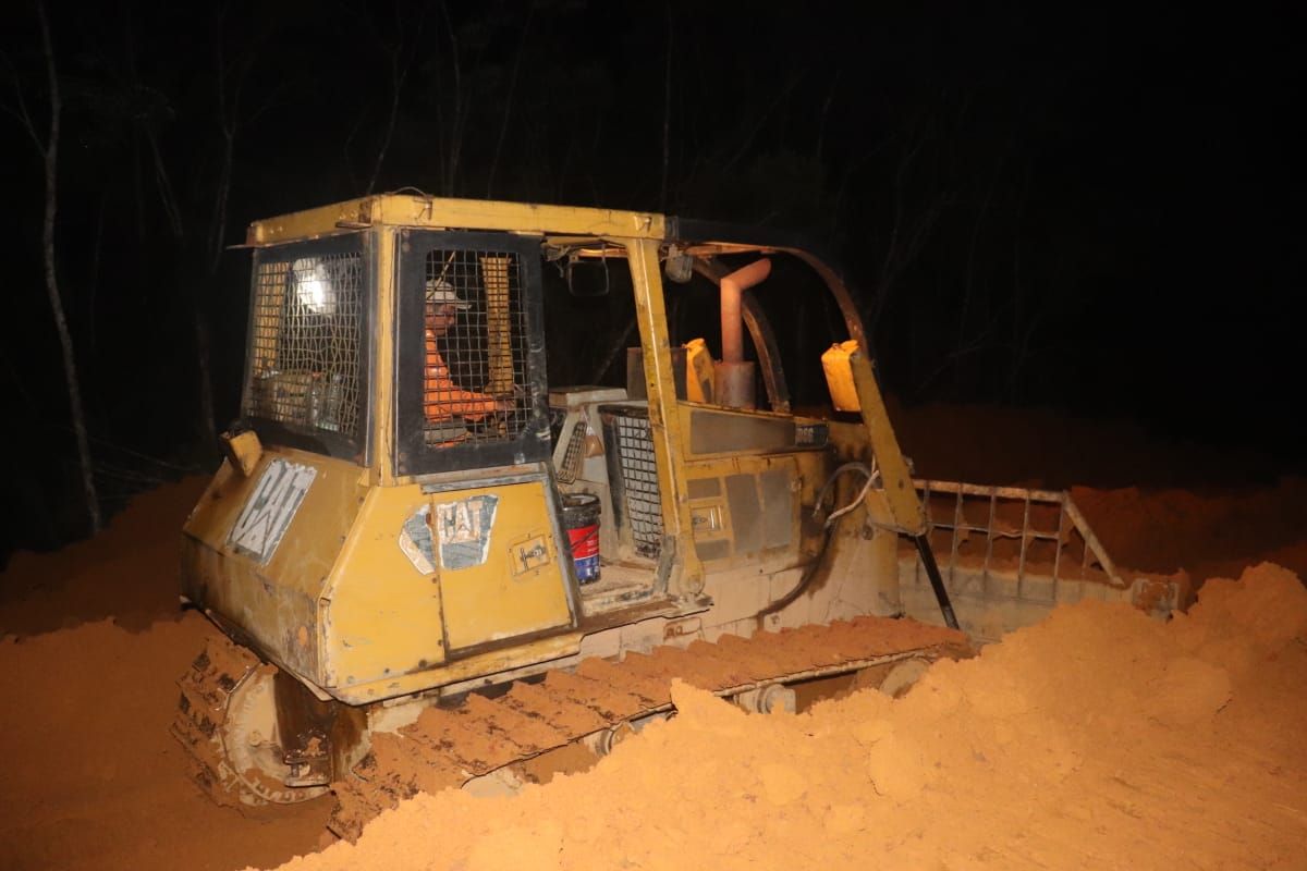 Semangat operator alat berat TMMD Kodim 1206/PSB taklukan malam