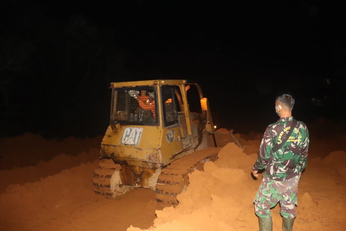 Anggota Satgas TMMD 110 Kodim 1206/PSB kerja hingga malam hari