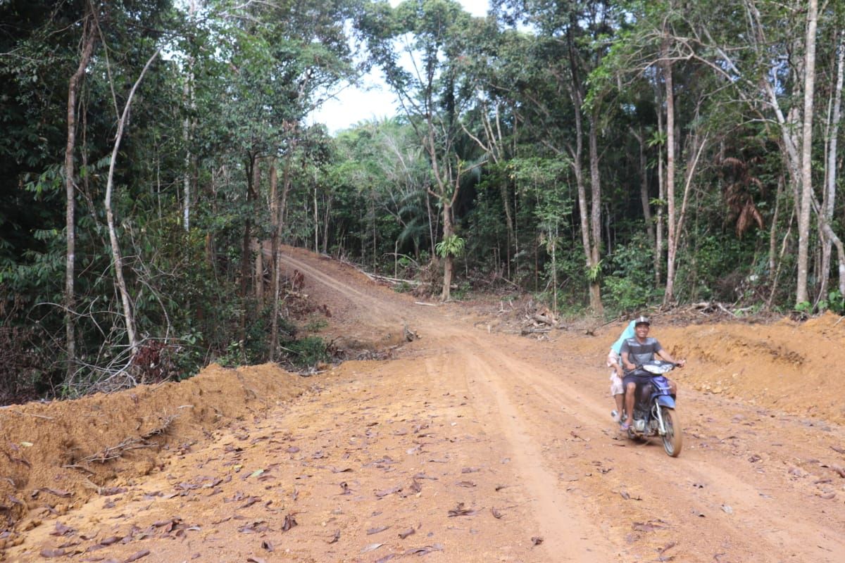 Warga Desa Beringin, mencoba jalan hasil pengerjaan TMMD