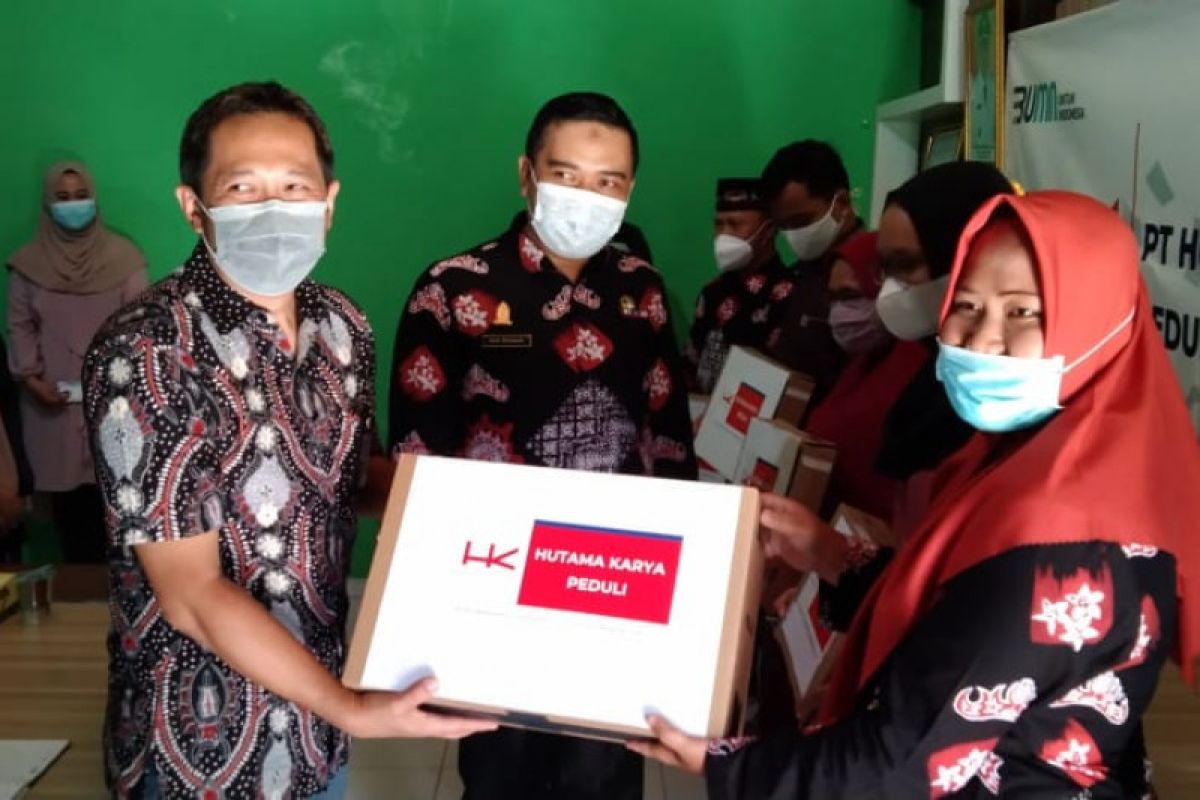 HK berikan bantuan laptop buat guru