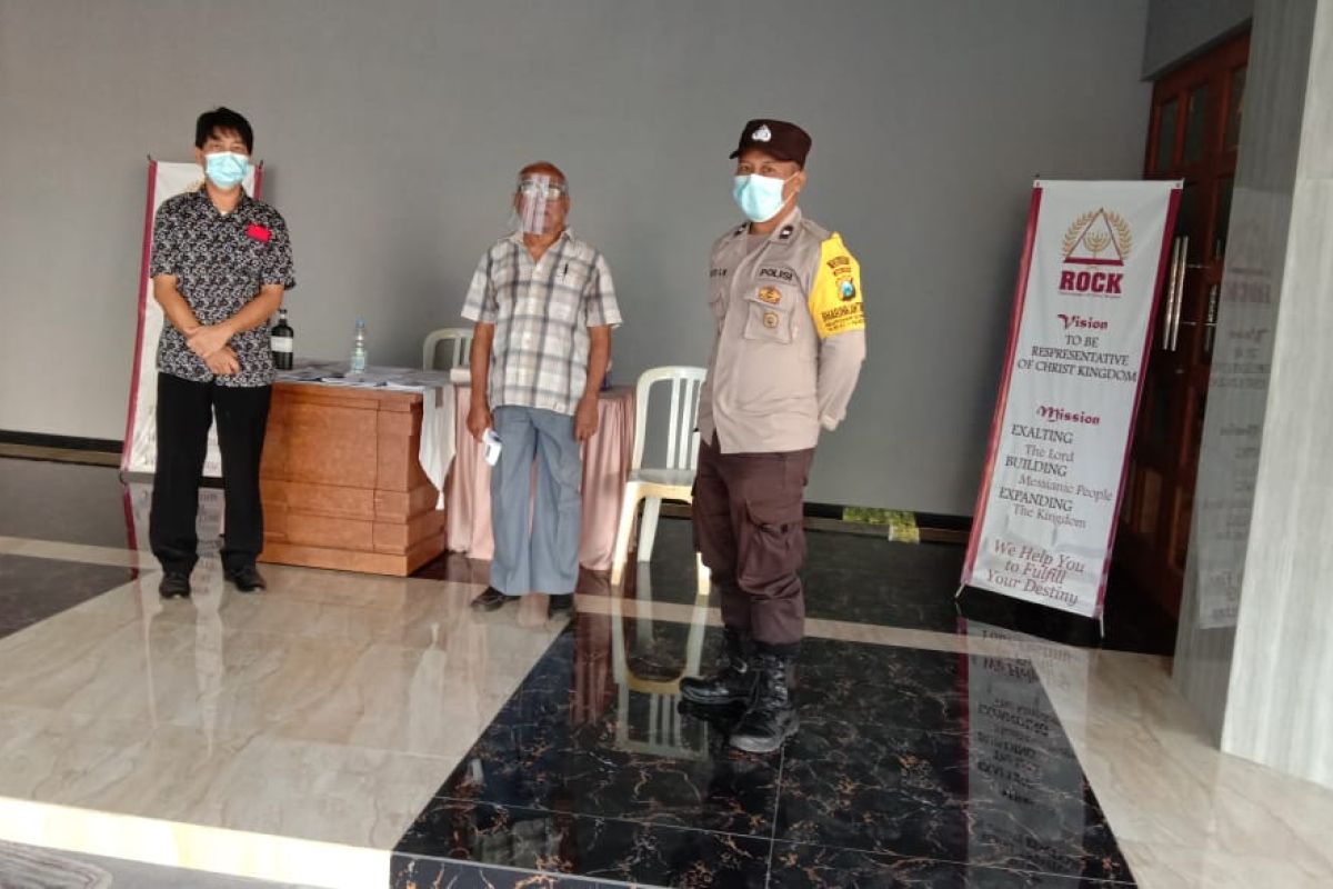 Polisi Gresik sterilisasi pengunjung kebaktian di gereja