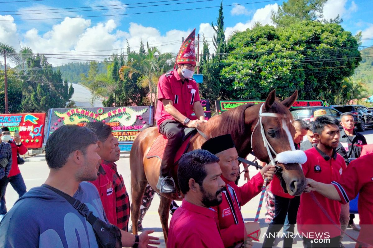 Mualem naik kuda ke raker Partai Aceh di Takengon