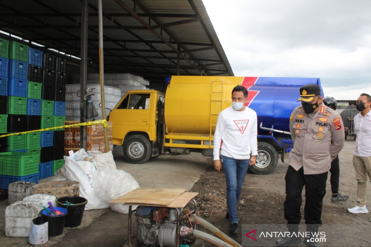 Puluhan ribu botol migor ilegal di Kota Mataram disita