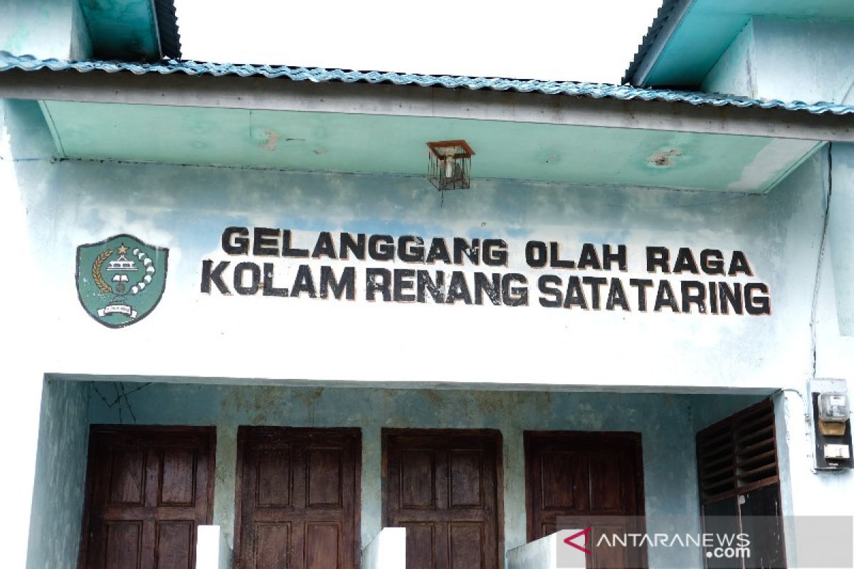 Kolam renang Satataring di Padangsidimpuan telantar dan dijaga anjing