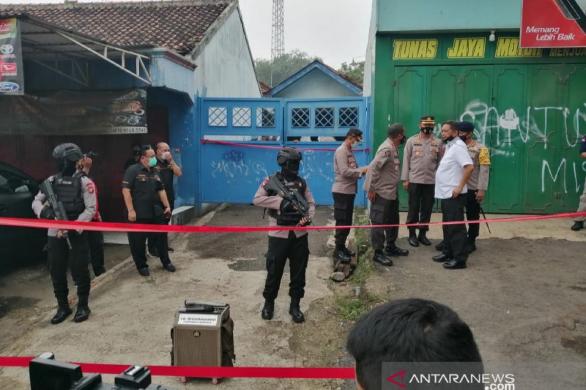 Polisi musnahkan bahan peledak di rumah terduga  teroris Bekasi