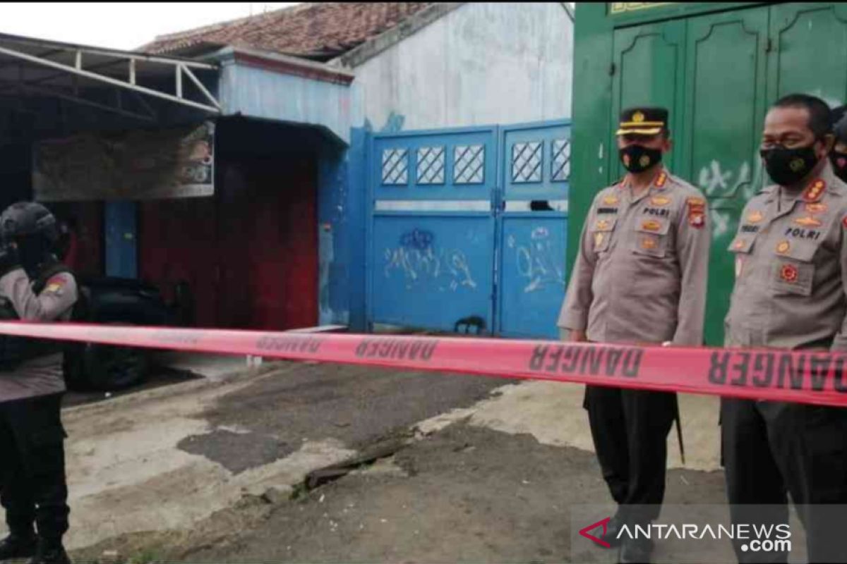 Densus 88 conducts search of terror suspect's house in Bekasi