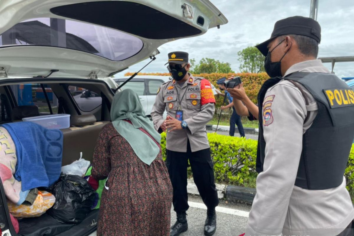 Polisi perketat pemeriksaan masuk ke Bandara Internasional Minangkabau antisipasi aksi teror