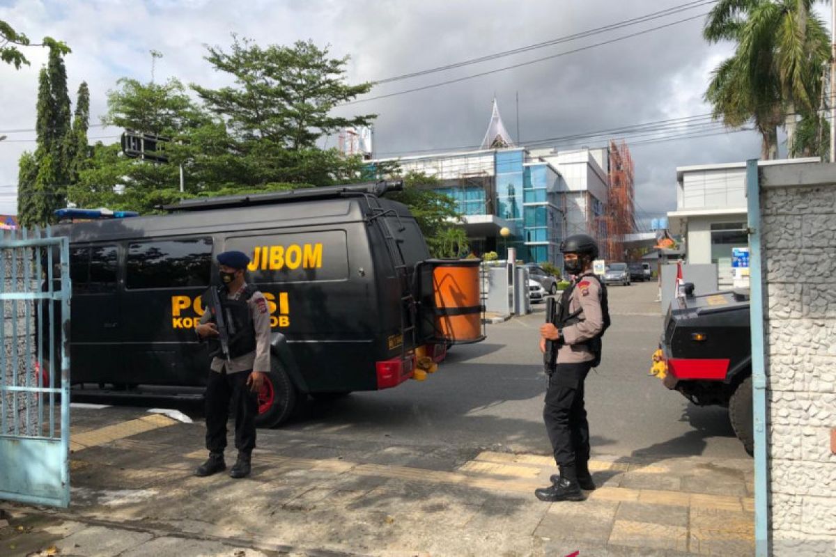 Tim Jibom Polda Sumbar periksa keamanan di sejumlah gereja di Padang