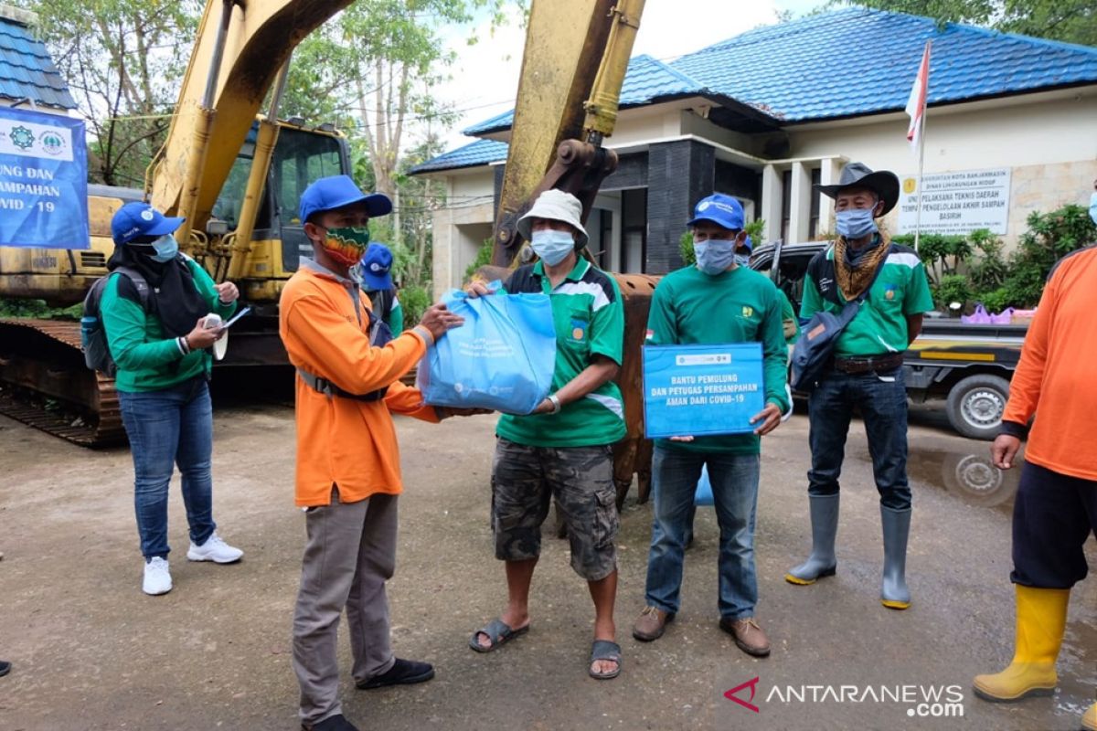 Perkumpulan Hijau Daun kembali bagikan APD untuk petugas sampah