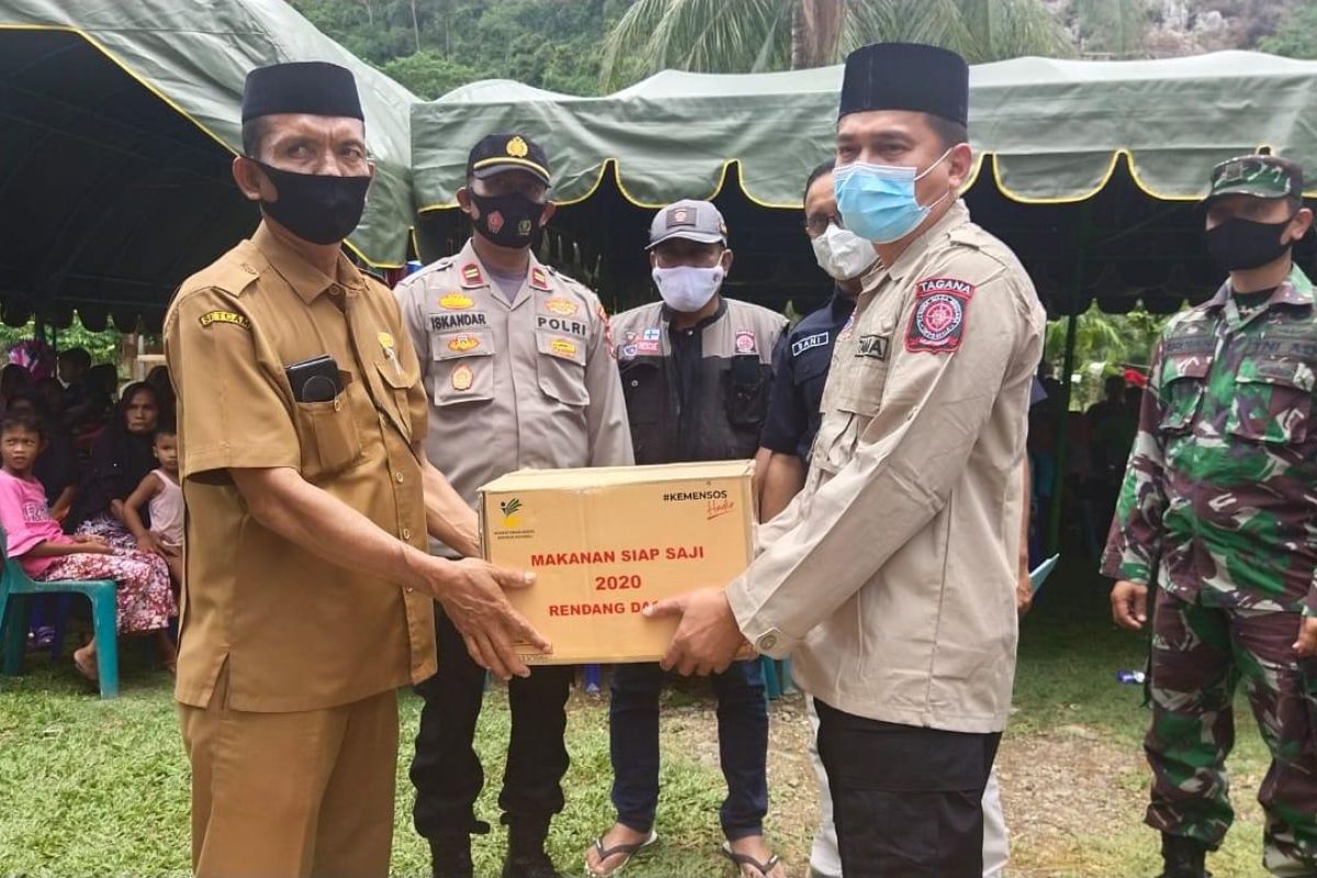 Korban banjir di Aceh Besar diberikan bantuan gubernur