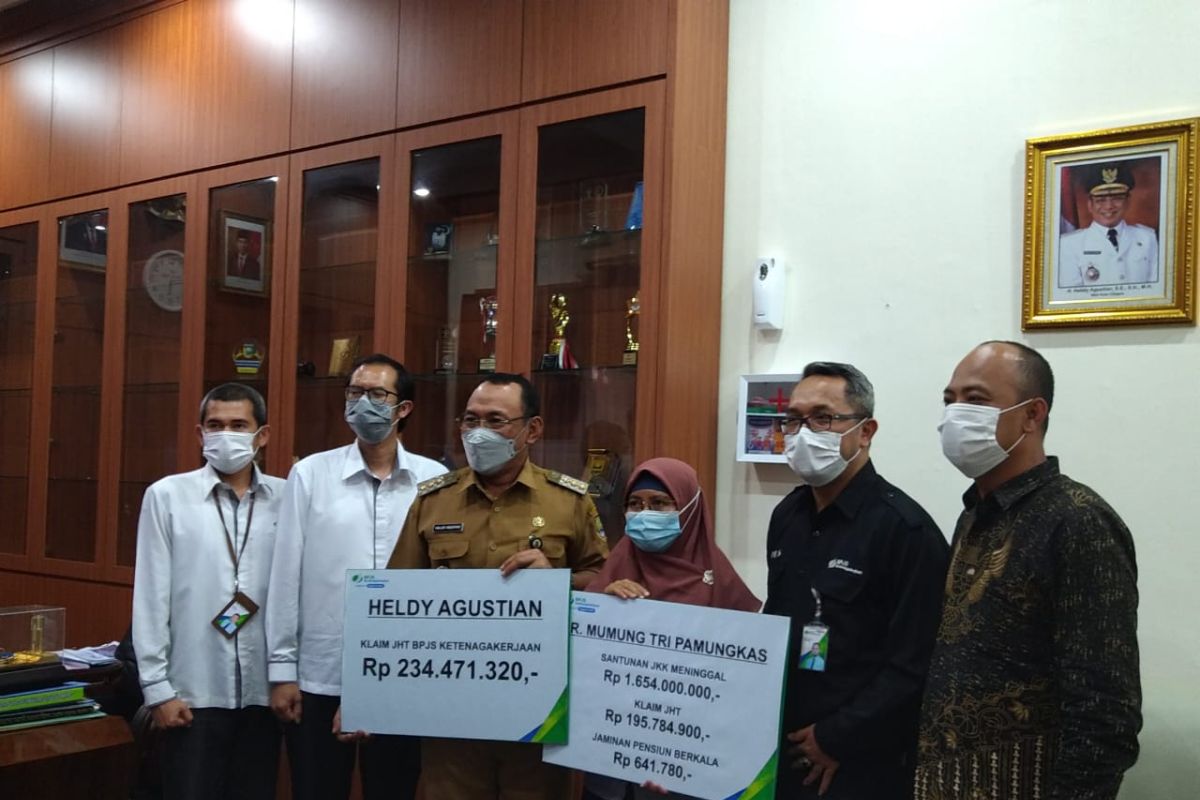 Walikota Cilegon serahkan Santunan kematian kecelakaan kerja BPJAMSOSTEK Rp1,6 miliar