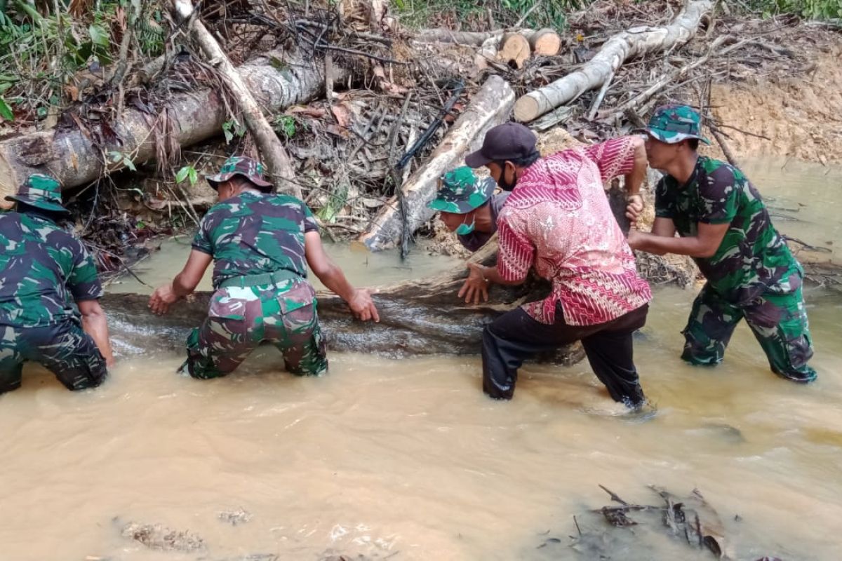 Semangat gotong royong di Lokasi TMMD 110 Kodim 1206/PSB