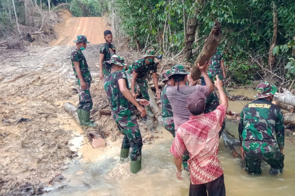 Satgas TMMD KODIM 1206/PSB gelar Baksos membersihkan pinggir jalan