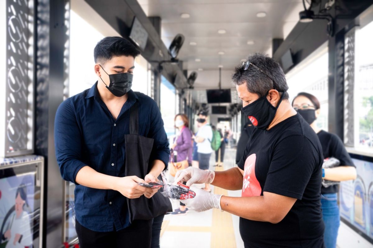 LRT Jakarta dan KPK kampanyekan anti korupsi sambil bagikan masker