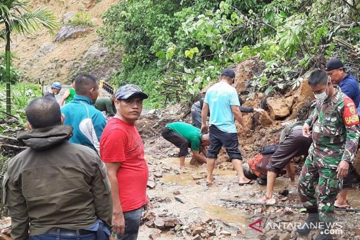 Arus lalu lintas Bangko-Kerinci terganggu akibat longsor menutup jalan raya