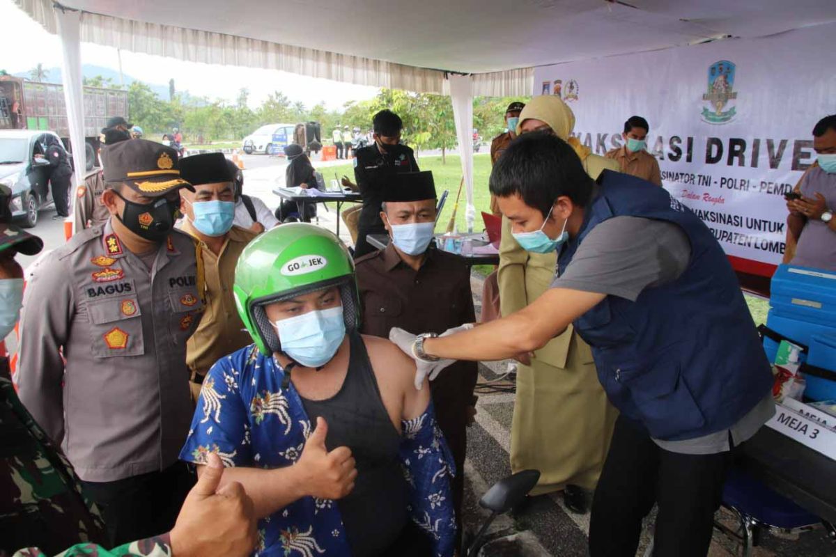 Layanan "drive thru" berikan pesan vaksinasi penting