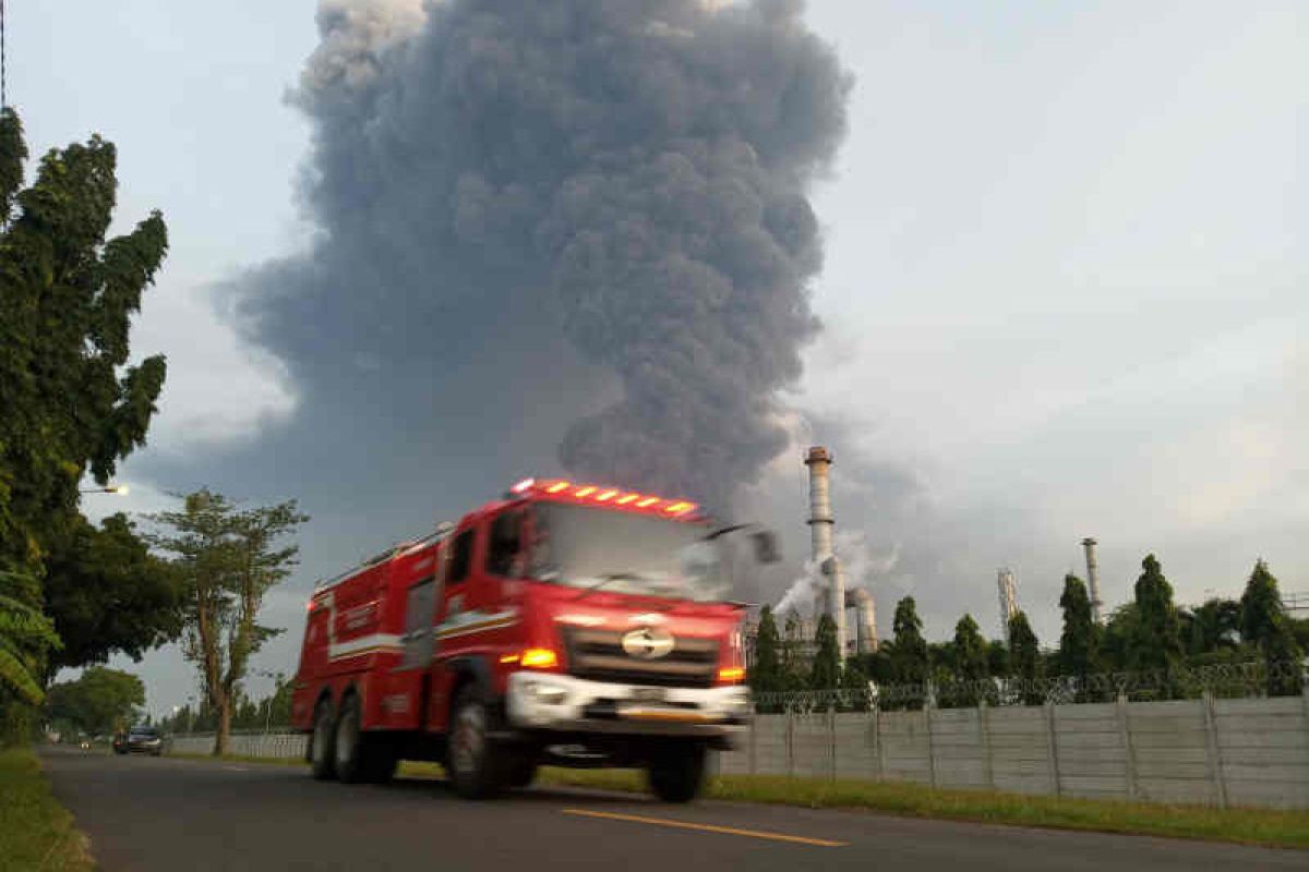 Ratusan mengungsi, empat luka bakar akibat kebakaran Kilang Balongan