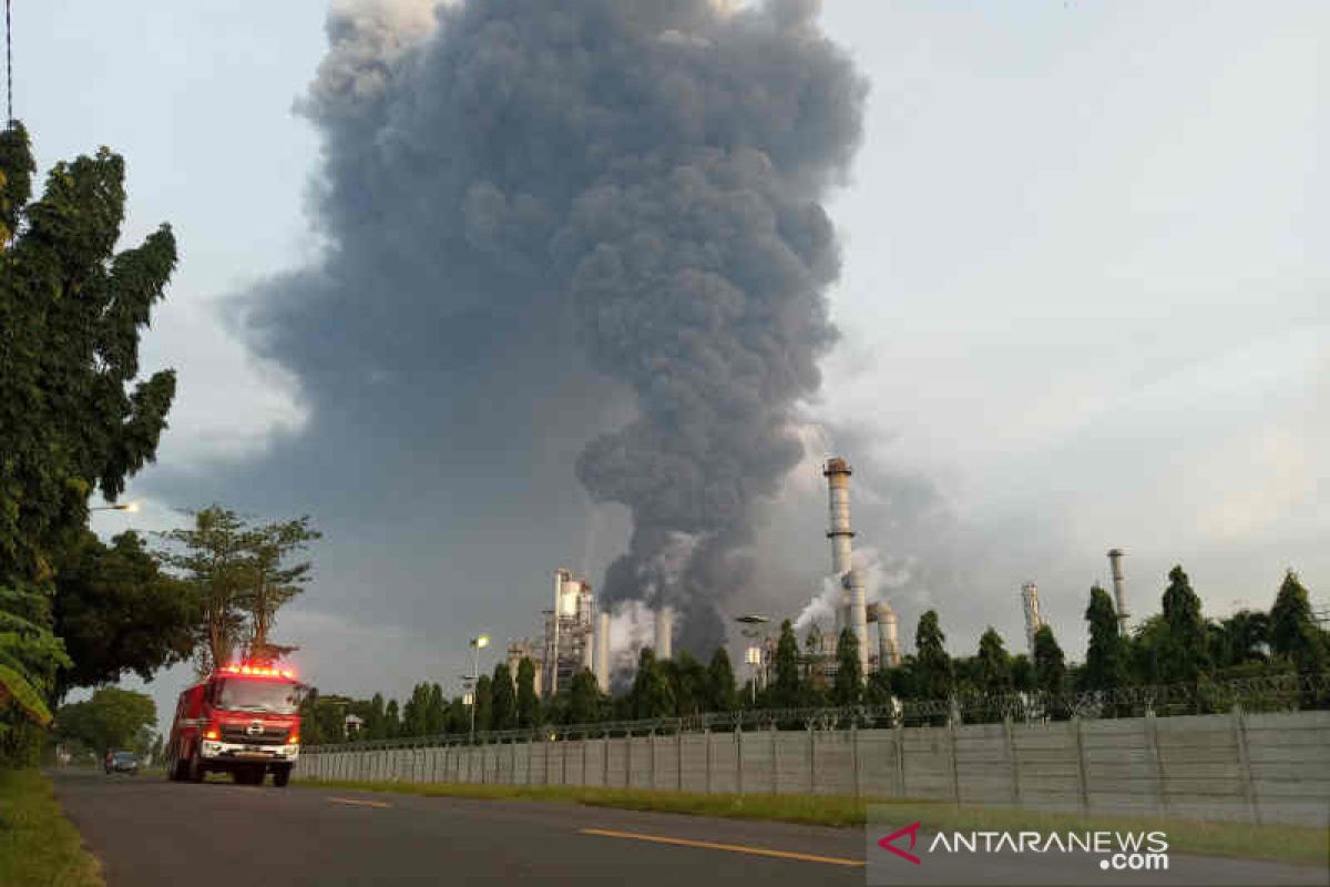 Kebakaran tangki kilang minyak Balongan, Jabar belum bisa dipadamkan