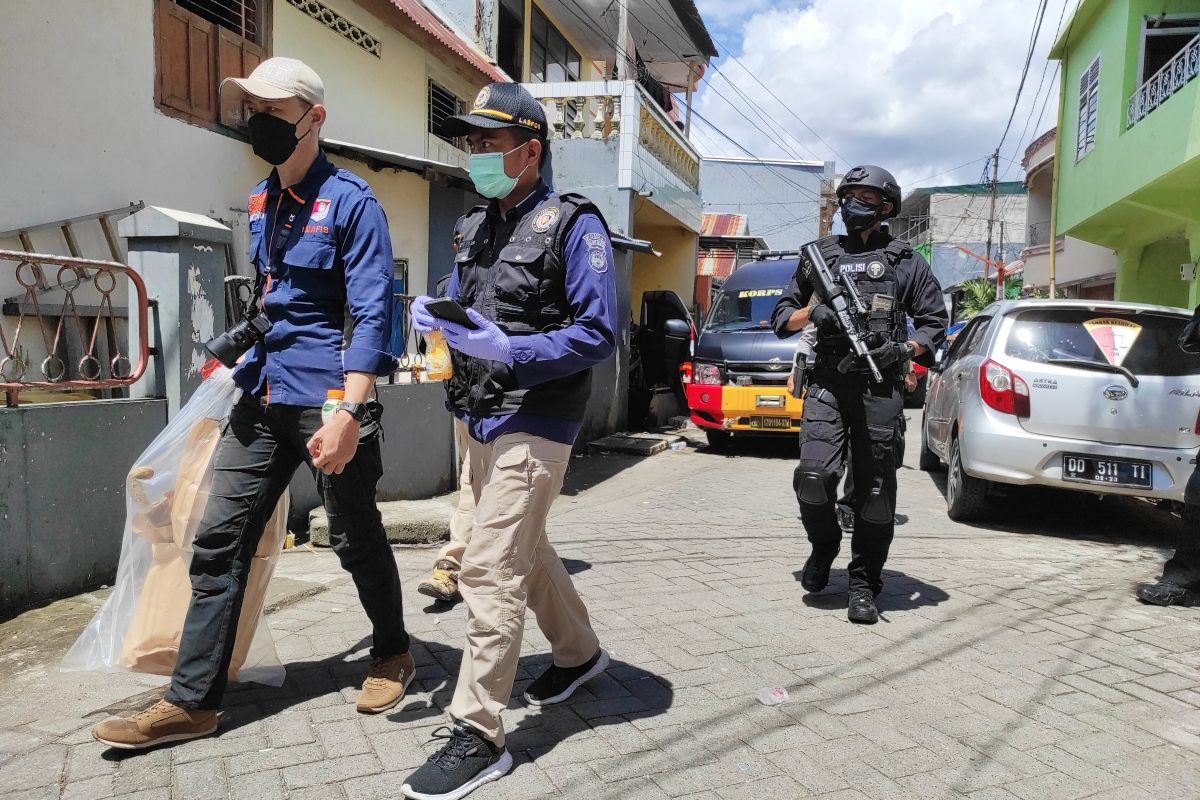 Densus 88 menggeledah rumah pelaku bom Katedral di Makassar