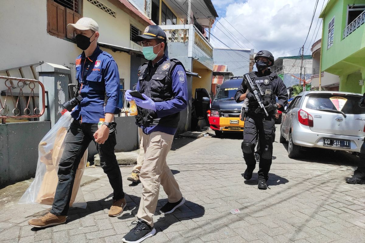 Tim Densus 88 geledah rumah pelaku bom Katedral di Makassar