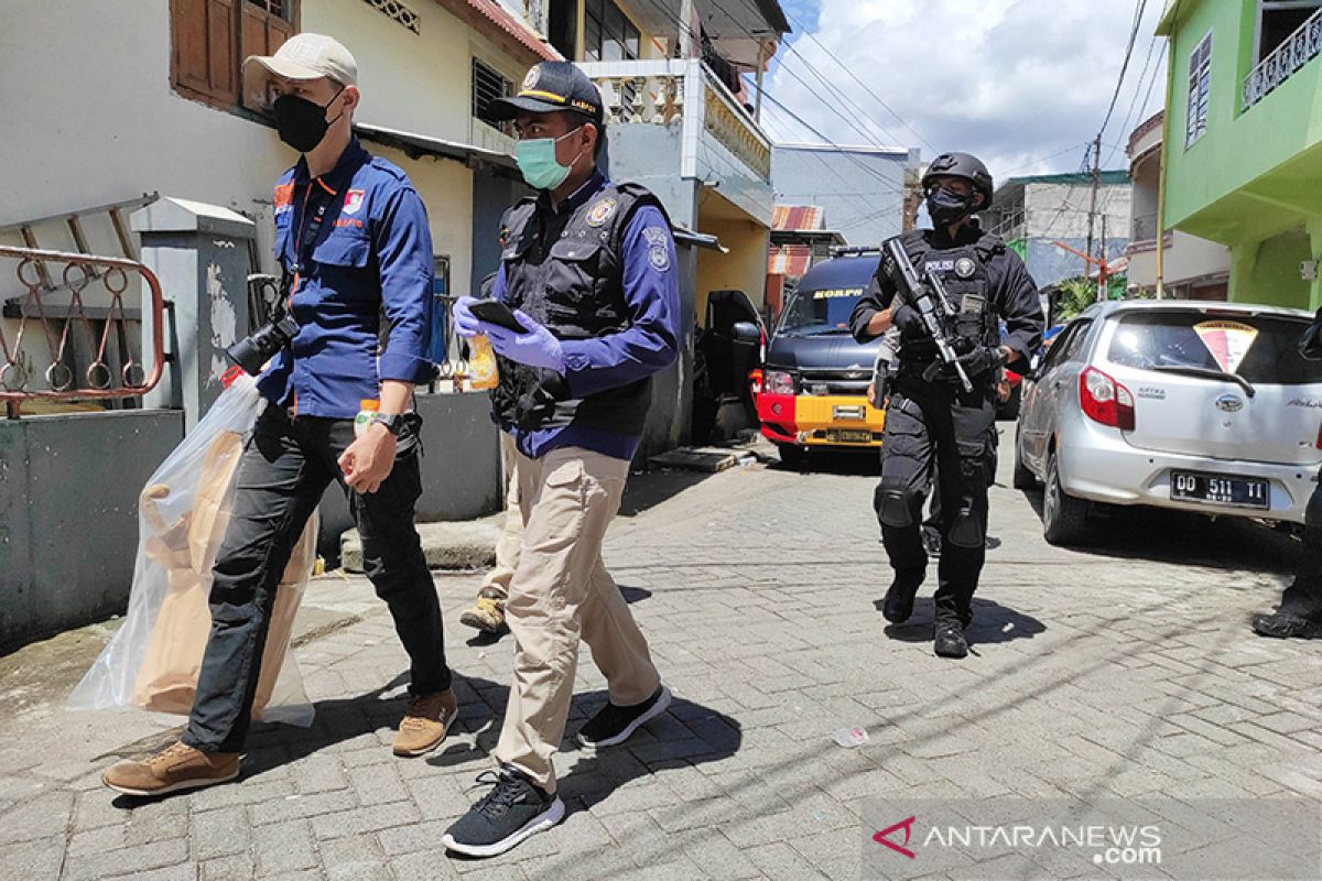 Densus 88 geledah rumah pelaku bom Katedral di Makassar