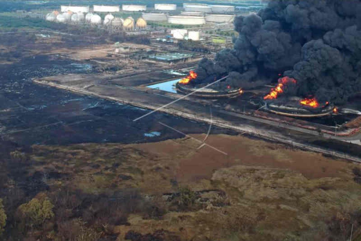 Kebakaran kilang Pertamina Balongan mulai mengecil