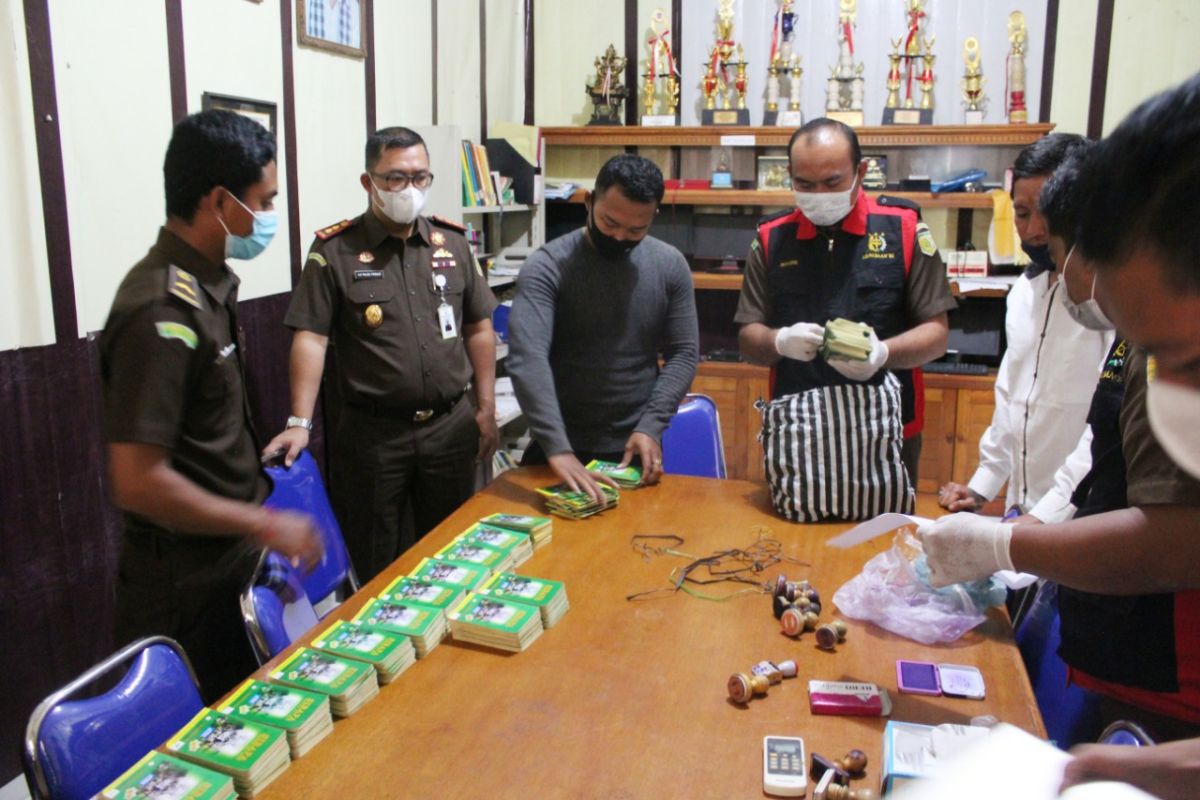 Kejaksaan sita 2 karung dokumen dugaan korupsi bedah rumah