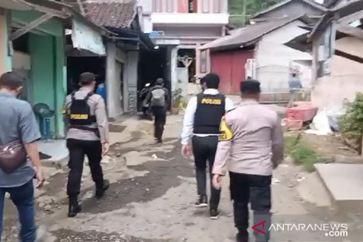 Densus 88 gerebek terduga teroris di Sukabumi