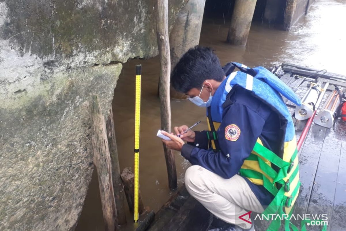 Program Studi Geografi ULM survei hidrografi dan GPS di Sungai Martapura