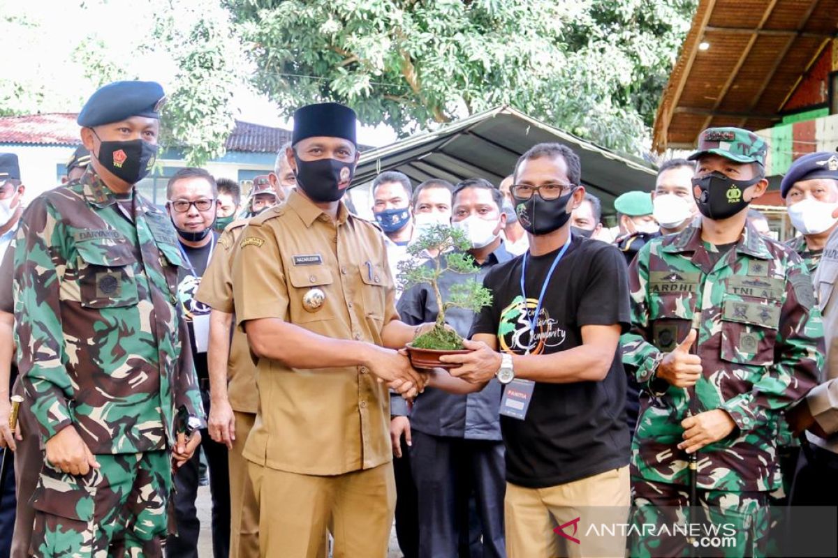 HUT ke 75 TNI AU, wali kota Sabang buka pameran bonsai dan donor darah