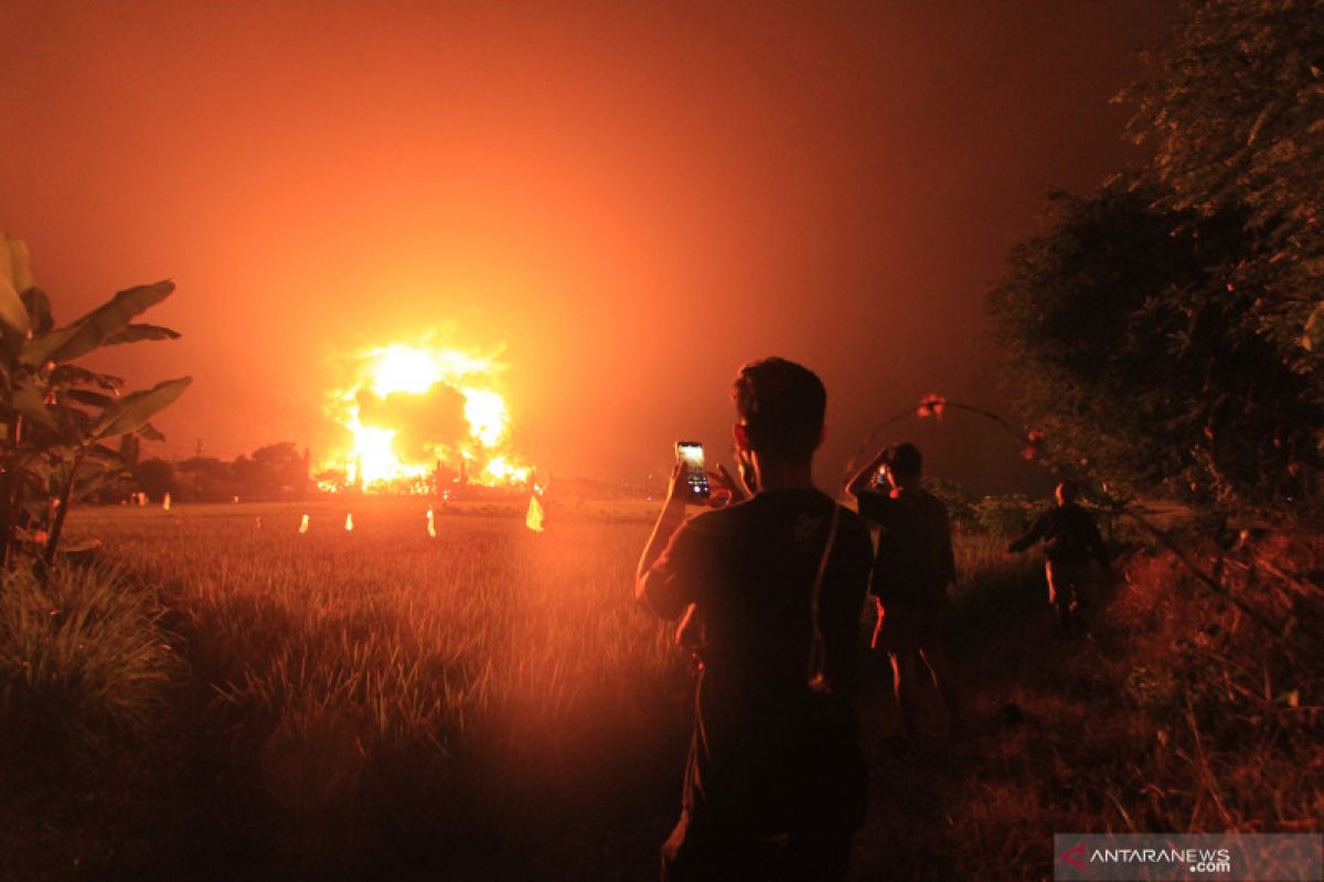 Kebakaran kilang minyak Balongan terlihat dari jarak 5 km